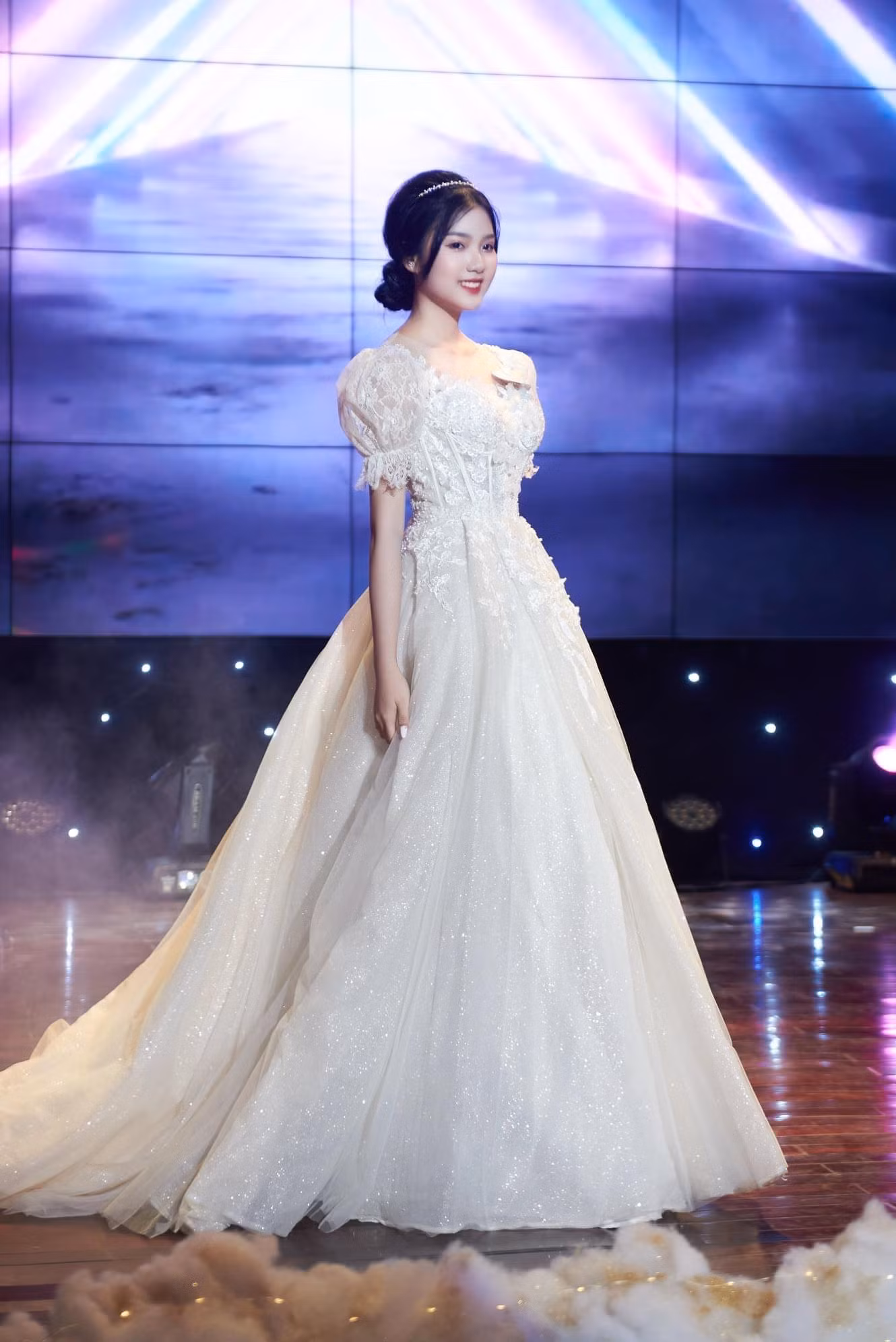 Không chỉ sở hữu nét xinh đẹp rạng ngời, Khánh Linh còn có nguồn năng lượng tích cực cùng bản lĩnh vững vàng trước mỗi vòng thi.