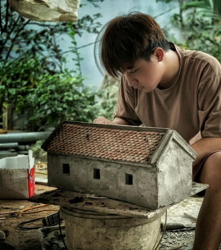 Chàng trai bộc bạch: "Bản thân mình cũng nhận thức được việc bảo tồn giá trị văn hóa thông qua tiểu cảnh là rất quan trọng; đặc biệt đối với giới trẻ trong bối cảnh phát triển của xã hội ngày nay." Chàng trai bộc bạch: "Bản thân mình cũng nhận thức được việc bảo tồn giá trị văn hóa thông qua tiểu cảnh là rất quan trọng; đặc biệt đối với giới trẻ trong bối cảnh phát triển của xã hội ngày nay."