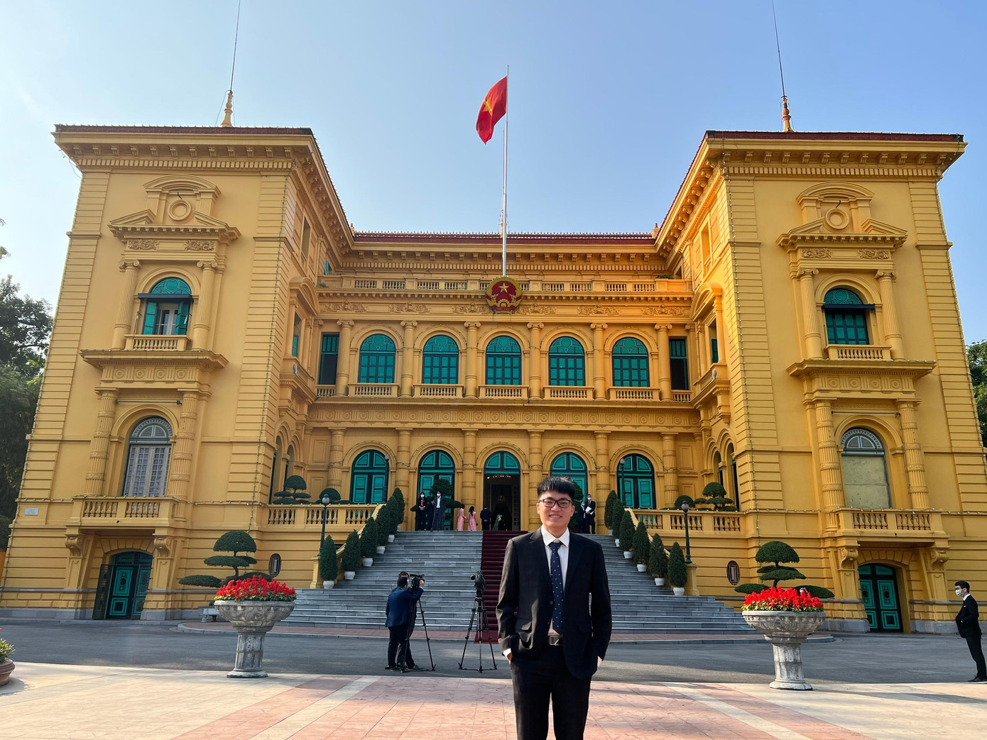 Minh Khang chụp ảnh trước Văn phòng Chủ tịch nước. Minh Khang chụp ảnh trước Văn phòng Chủ tịch nước.