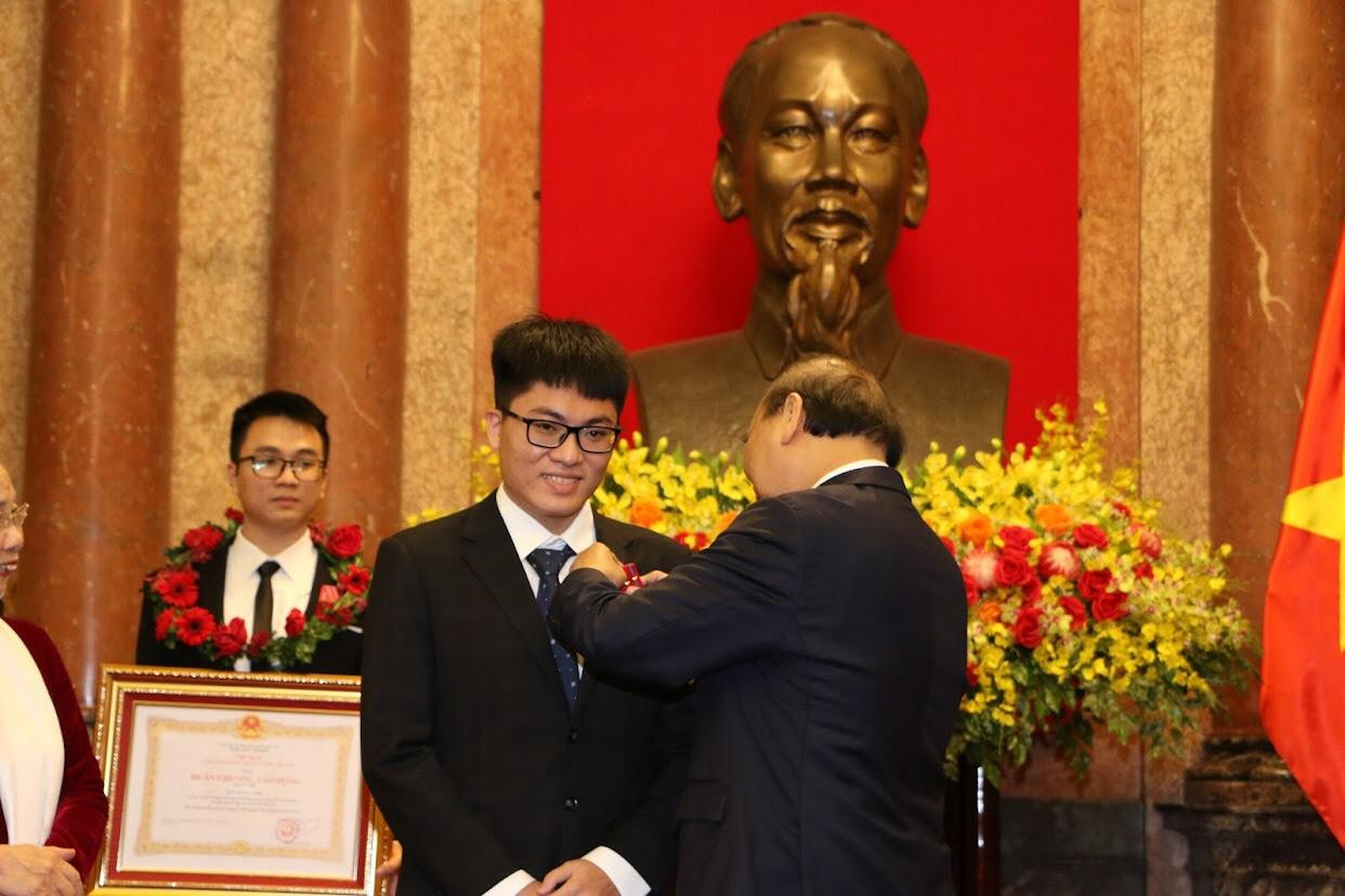 Minh Khang vinh dự được Chủ tịch nước Nguyễn Xuân Phúc trao Huân chương Lao động hạng Nhì. Minh Khang vinh dự được Chủ tịch nước Nguyễn Xuân Phúc trao Huân chương Lao động hạng Nhì.