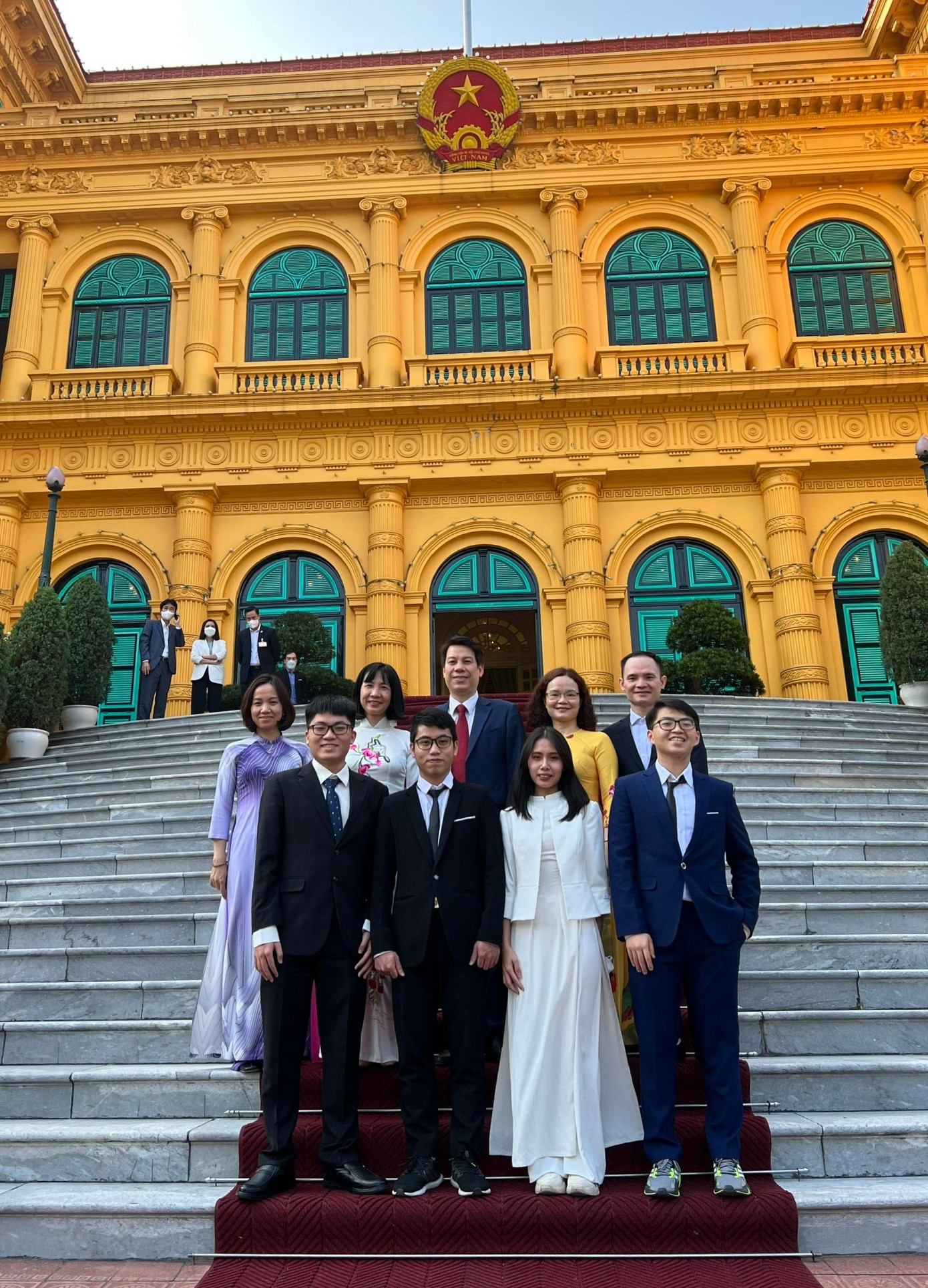 4 thành viên đội tuyển Olympic Sinh học Việt Nam và các thầy cô dẫn đoàn trong lễ mừng công tại Văn phòng Chủ tịch nước. 4 thành viên đội tuyển Olympic Sinh học Việt Nam và các thầy cô dẫn đoàn trong lễ mừng công tại Văn phòng Chủ tịch nước.