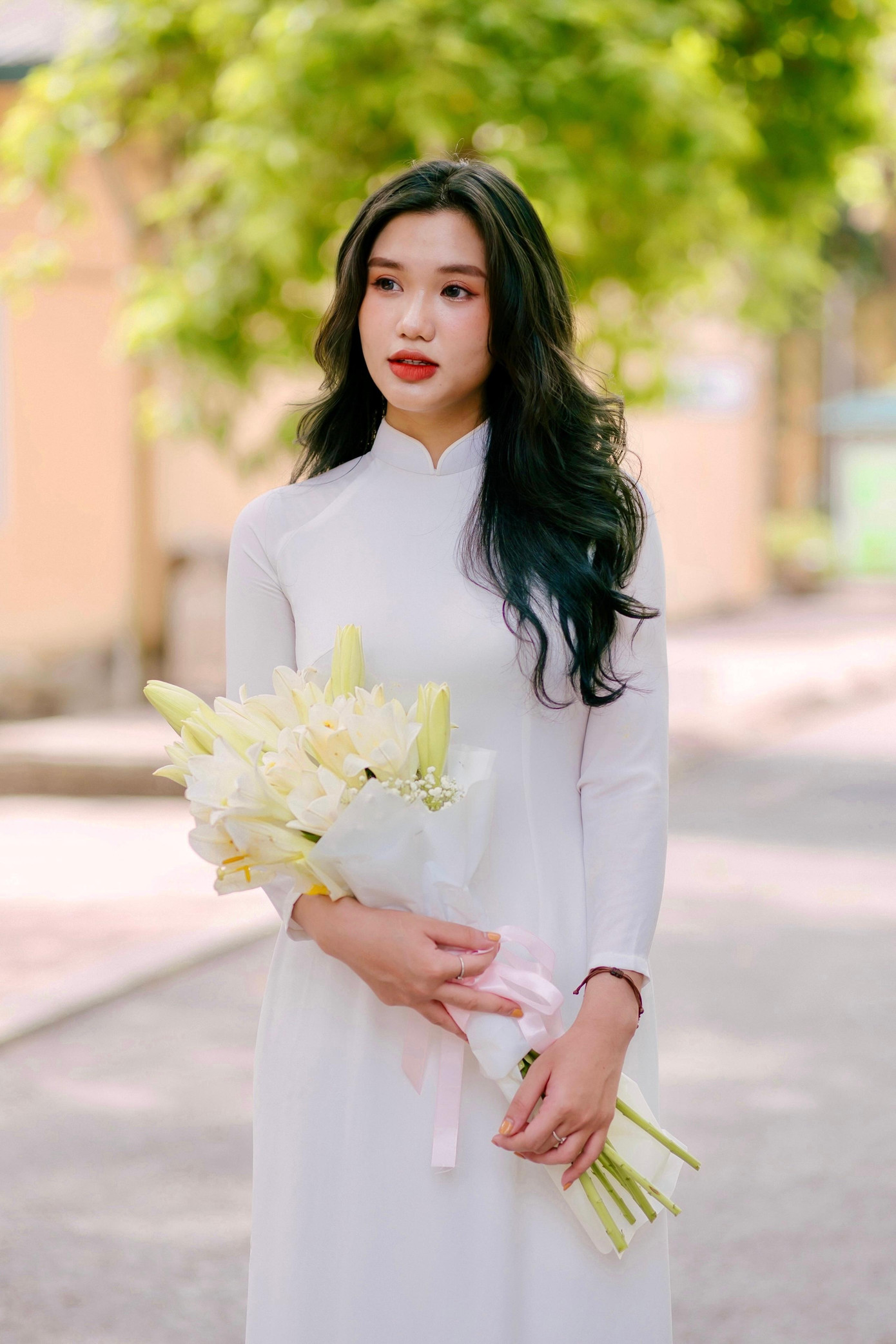 Hoàng Vân Anh trong tà áo dài trắng.