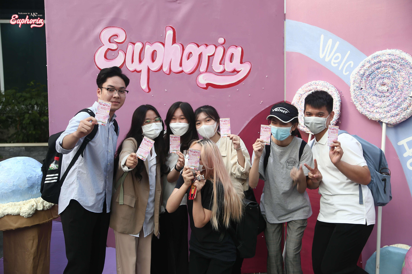 Các bạn tân sinh viên hào hứng check-in cùng tấm vé ưu tiên tham dự đại nhạc hội Welcome to AJC 2022: EUPHORIA.