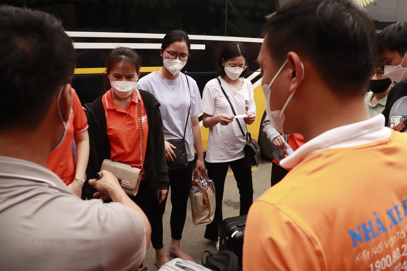 Trước diễn biến phức tạp của dịch COVID - 19, hầu hết các bạn sinh viên, hành khách ra vào bến xe đều có ý thức tự giác trang bị khẩu trang y tế, sát khuẩn tay, khai báo y tế điện tử,... Ảnh: Linh Chi