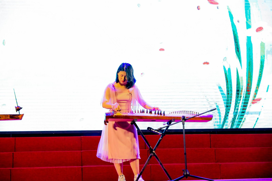 Lê Hà Thu cũng xuất sắc lọt Top 14 cuộc thi Thuyloi’s Got Talent 2022 với phần độc tấu nhạc cụ truyền thống “Bèo dạt mây trôi”. Lê Hà Thu cũng xuất sắc lọt Top 14 cuộc thi Thuyloi’s Got Talent 2022 với phần độc tấu nhạc cụ truyền thống “Bèo dạt mây trôi”.