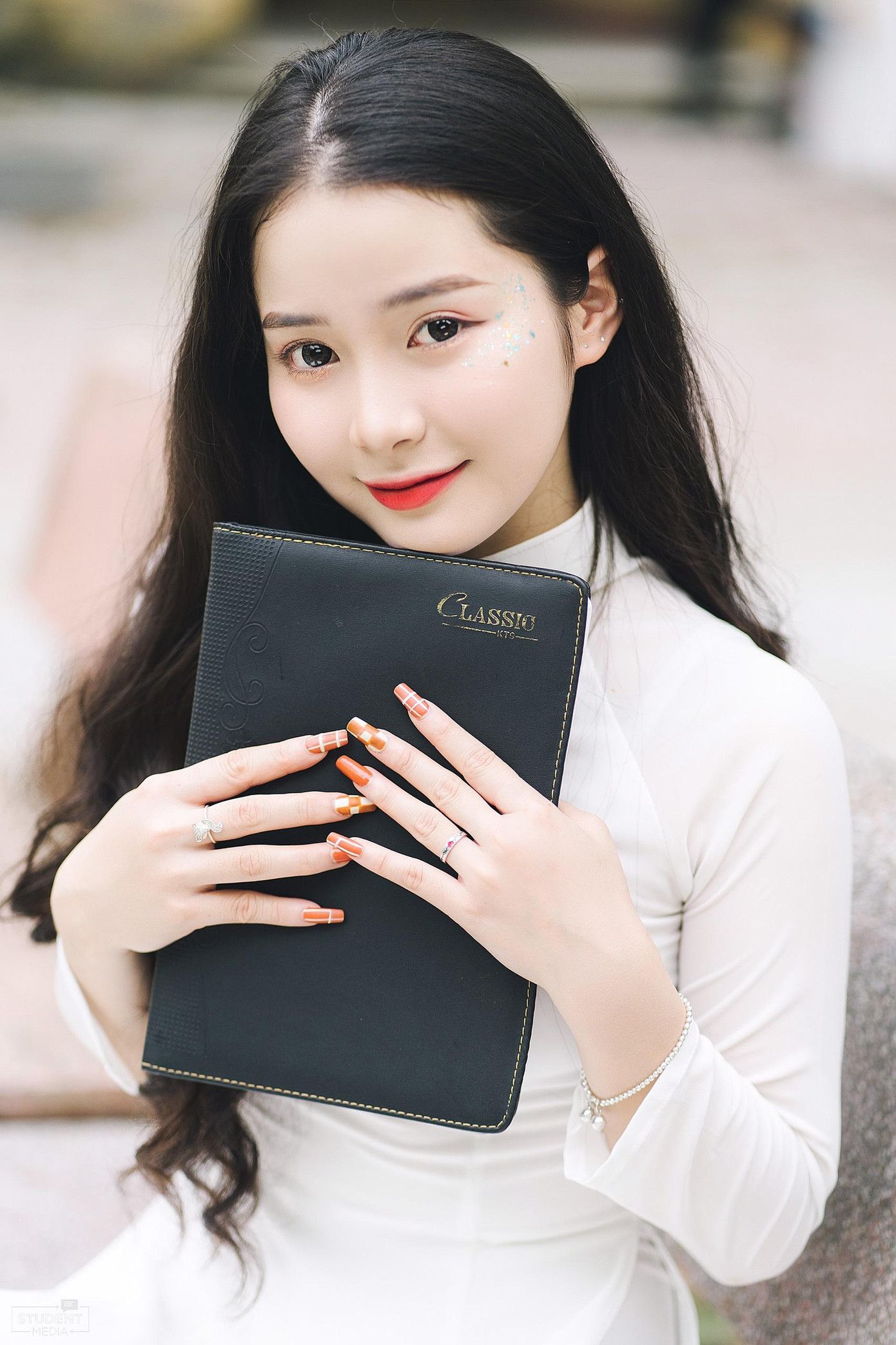 Huyền Trang cảm thấy rất vui vì bộ ảnh kỷ yếu được nhiều người khen ngợi. Huyền Trang cảm thấy rất vui vì bộ ảnh kỷ yếu được nhiều người khen ngợi.