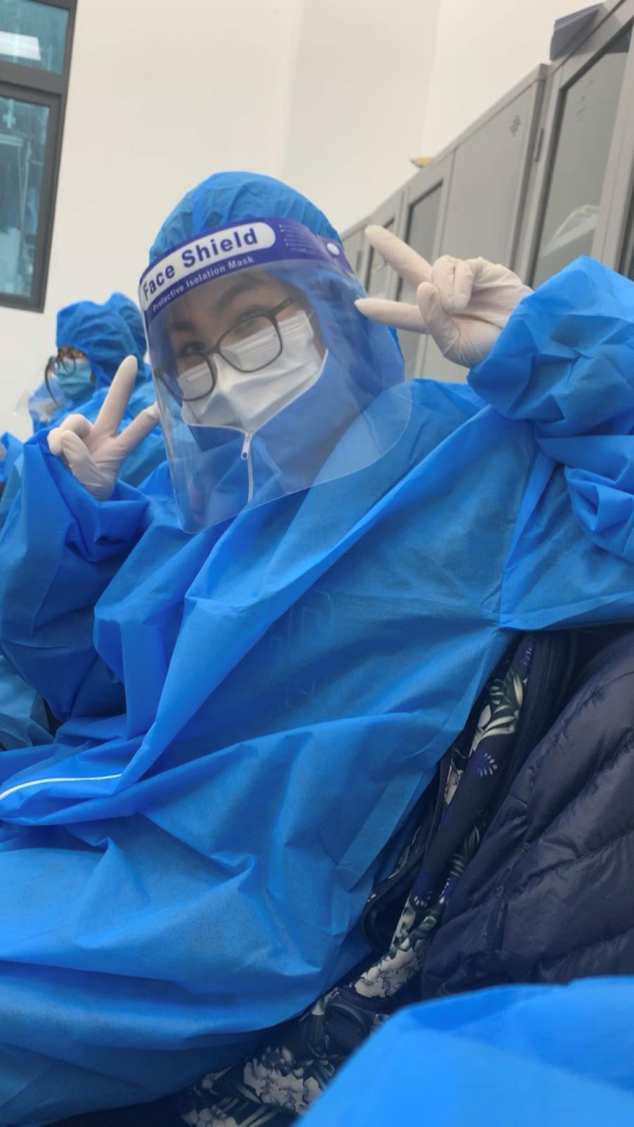 Nữ Bí thư đã cùng các bạn tham gia hỗ trợ công tác phòng, chống dịch tại phường Trung Liệt, quận Đống Đa, Hà Nội và tại trường Đại học Thủy Lợi.