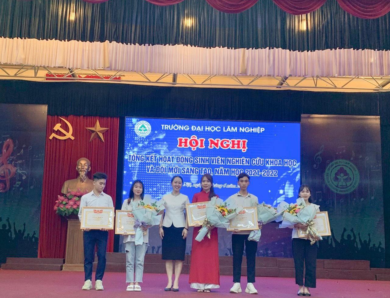 Hương Giang vinh dự nhận Giấy khen tại Hội nghị Tổng kết hoạt động sinh viên nghiên cứu khoa học và đổi mới sáng tạo, năm học 2021 - 2022 tại Trường Đại học Lâm Nghiệp.