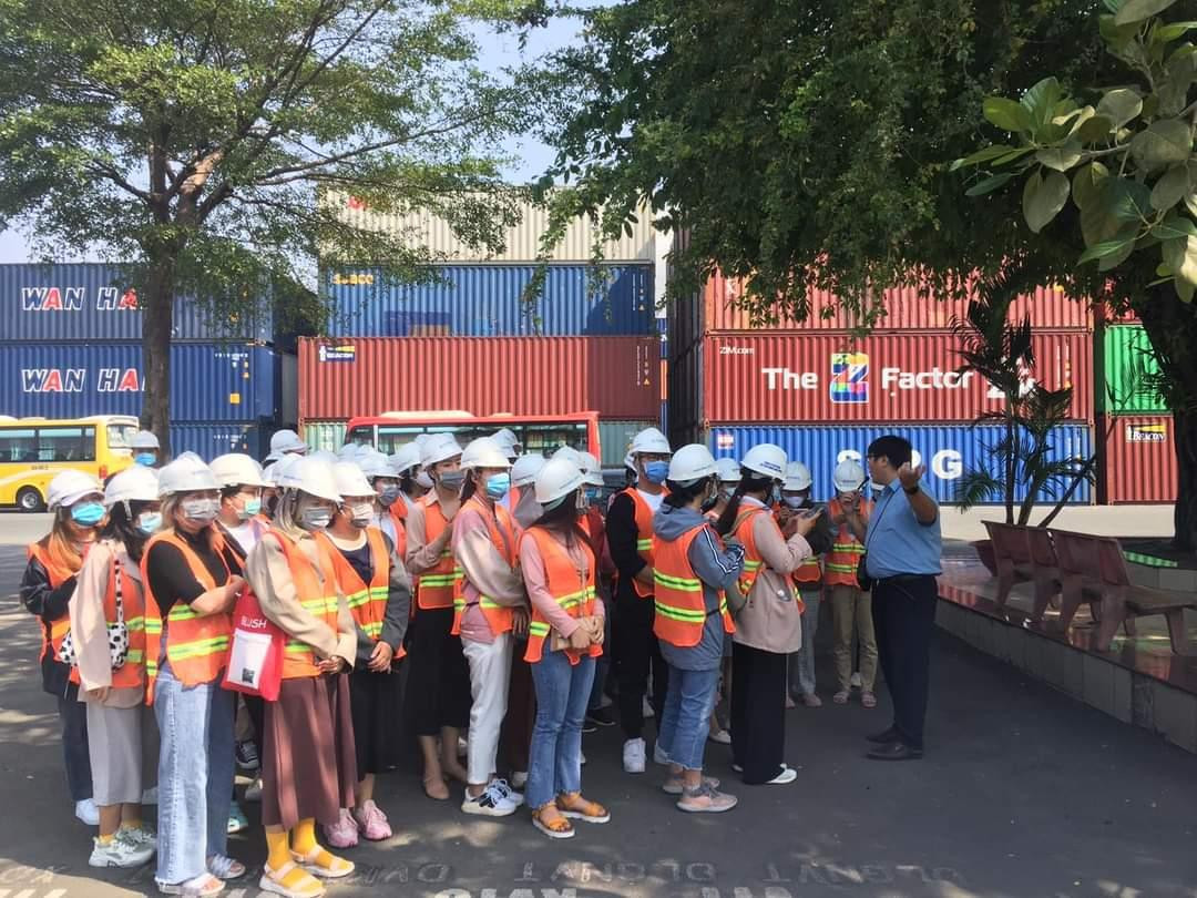 Thiên Ngọc cùng các bạn sinh viên ngành Kinh doanh quốc tế tham gia kiến tập tại Tân cảng Cát Lái, TP. Hồ Chí Minh. Thiên Ngọc cùng các bạn sinh viên ngành Kinh doanh quốc tế tham gia kiến tập tại Tân cảng Cát Lái, TP. Hồ Chí Minh.