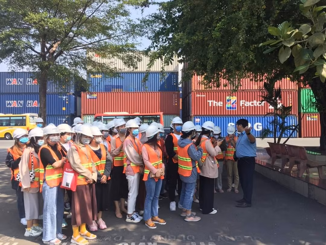 Thiên Ngọc cùng các bạn sinh viên ngành Kinh doanh quốc tế tham gia kiến tập tại Tân cảng Cát Lái, TP. Hồ Chí Minh.