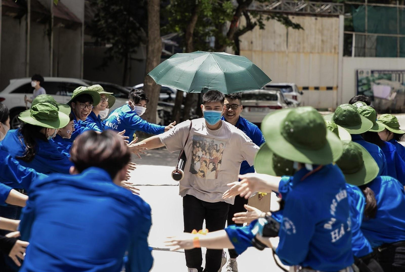 Các “chiến sĩ áo xanh” luôn năng nổ, nhiệt tình, hết mình khi làm nhiệm vụ.