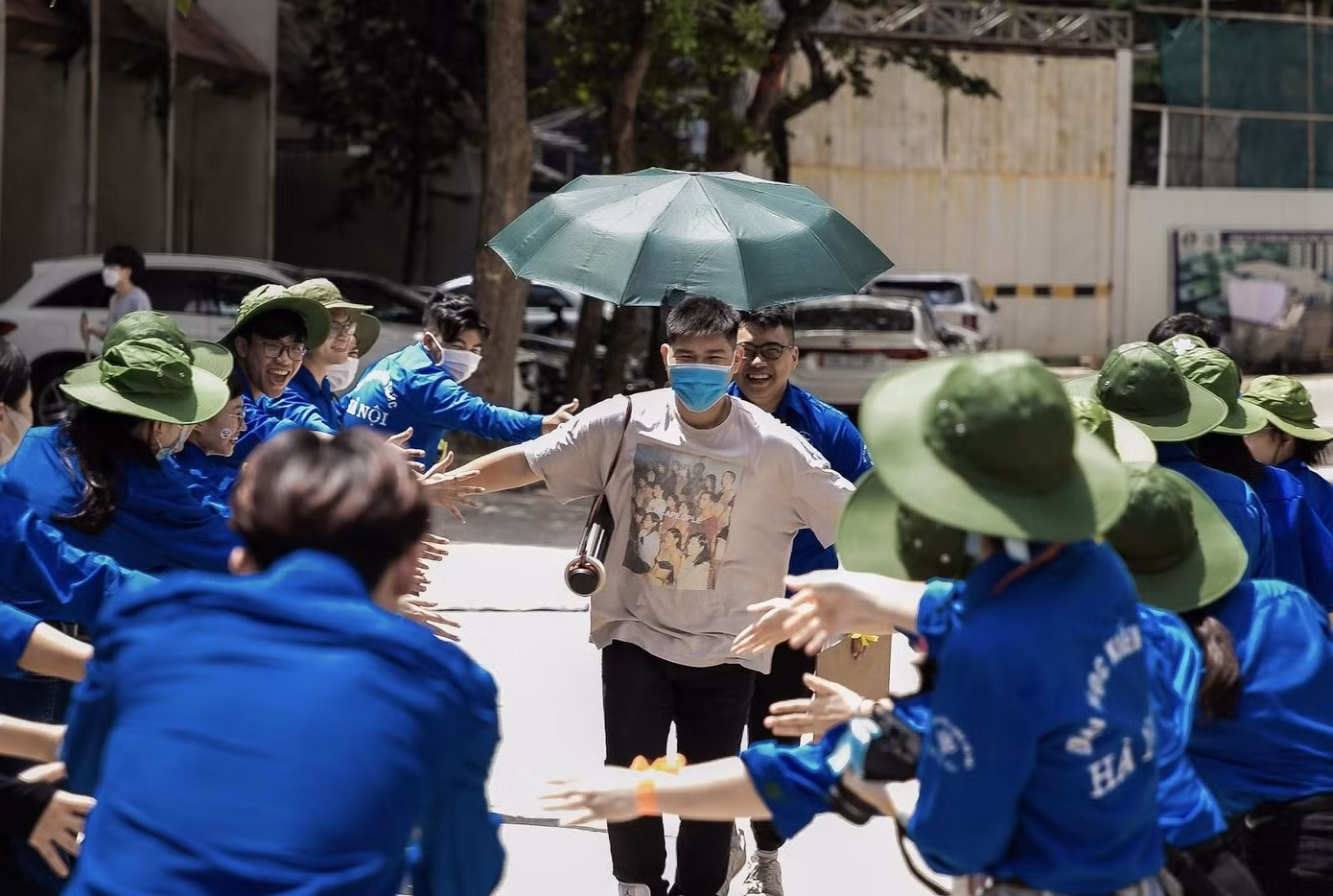 Các “chiến sĩ áo xanh” luôn năng nổ, nhiệt tình, hết mình khi làm nhiệm vụ.