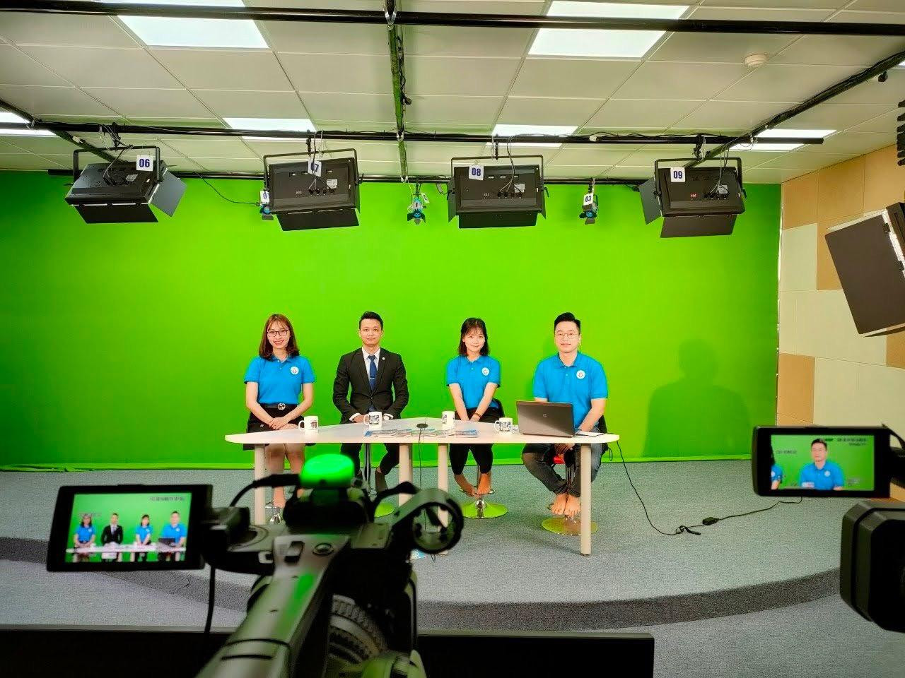 Tham gia ghi hình phát trực tiếp tại trường.