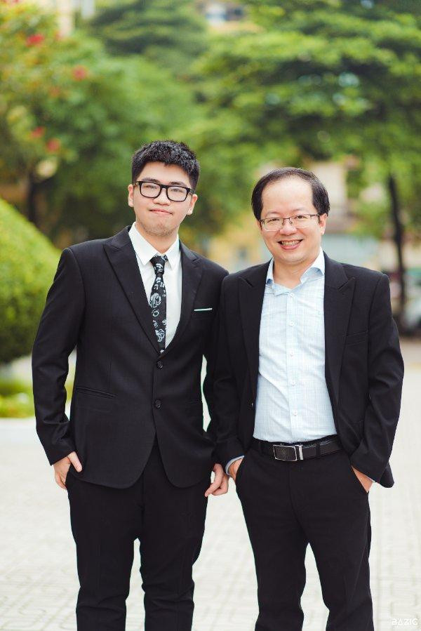 Việt Dũng chụp cùng thầy chủ nhiệm PGS. TS Ngô Hoàng Long.