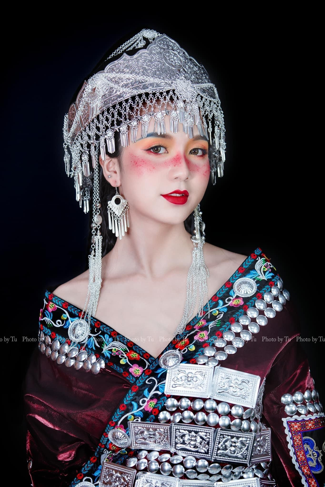 Bên cạnh công việc học, Thu Hương còn là người mẫu ảnh và diễn viên múa tự do. Bên cạnh công việc học, Thu Hương còn là người mẫu ảnh và diễn viên múa tự do.