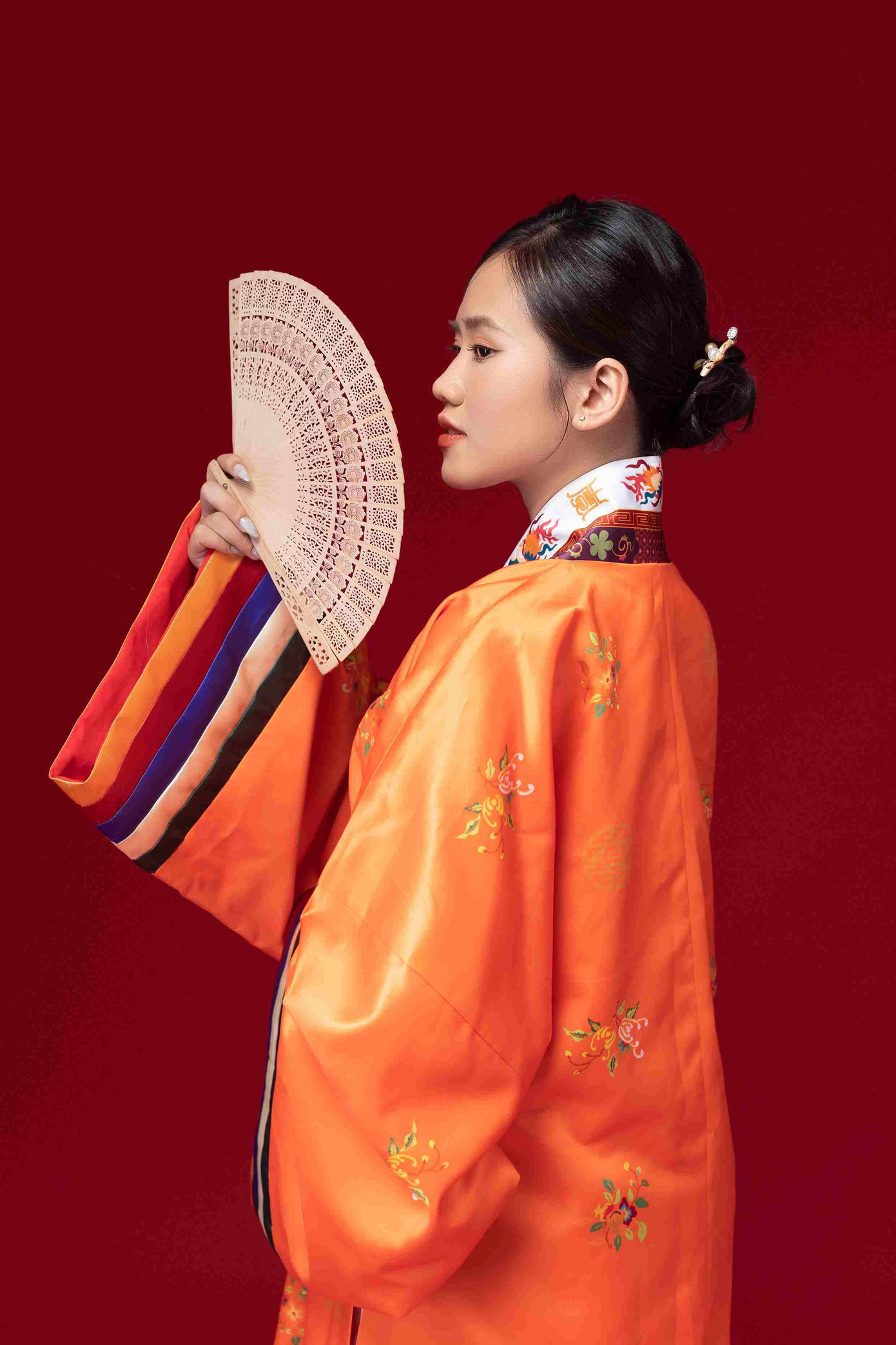 Tú Tâm trong trang phục truyền thống - Việt phục. Tú Tâm trong trang phục truyền thống - Việt phục.