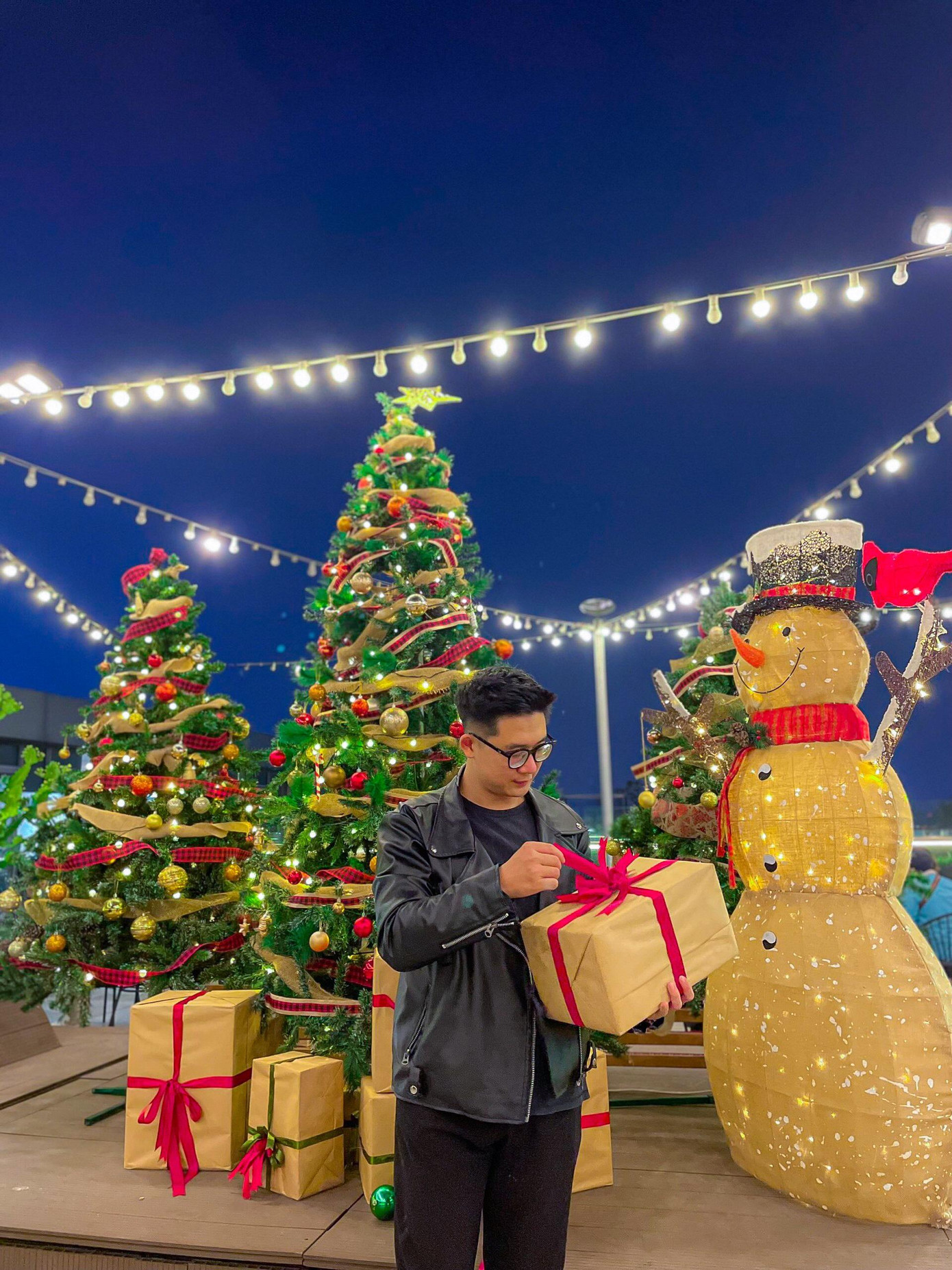 Anh Đức chia sẻ: "Bản thân mình là một người không ngại trải nghiệm nhiều công việc khác nhau, mỗi vị trí khác nhau sẽ giúp rèn luyện được những kỹ năng và học hỏi được nhiều điều thú vị hơn nữa." Anh Đức chia sẻ: "Bản thân mình là một người không ngại trải nghiệm nhiều công việc khác nhau, mỗi vị trí khác nhau sẽ giúp rèn luyện được những kỹ năng và học hỏi được nhiều điều thú vị hơn nữa."