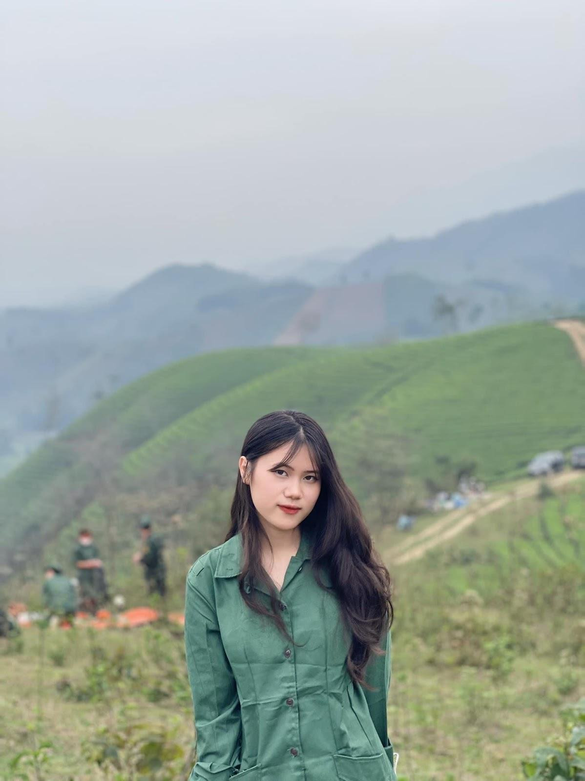 Hình ảnh Hương Lan chụp tại đồi chè Long Cốc.