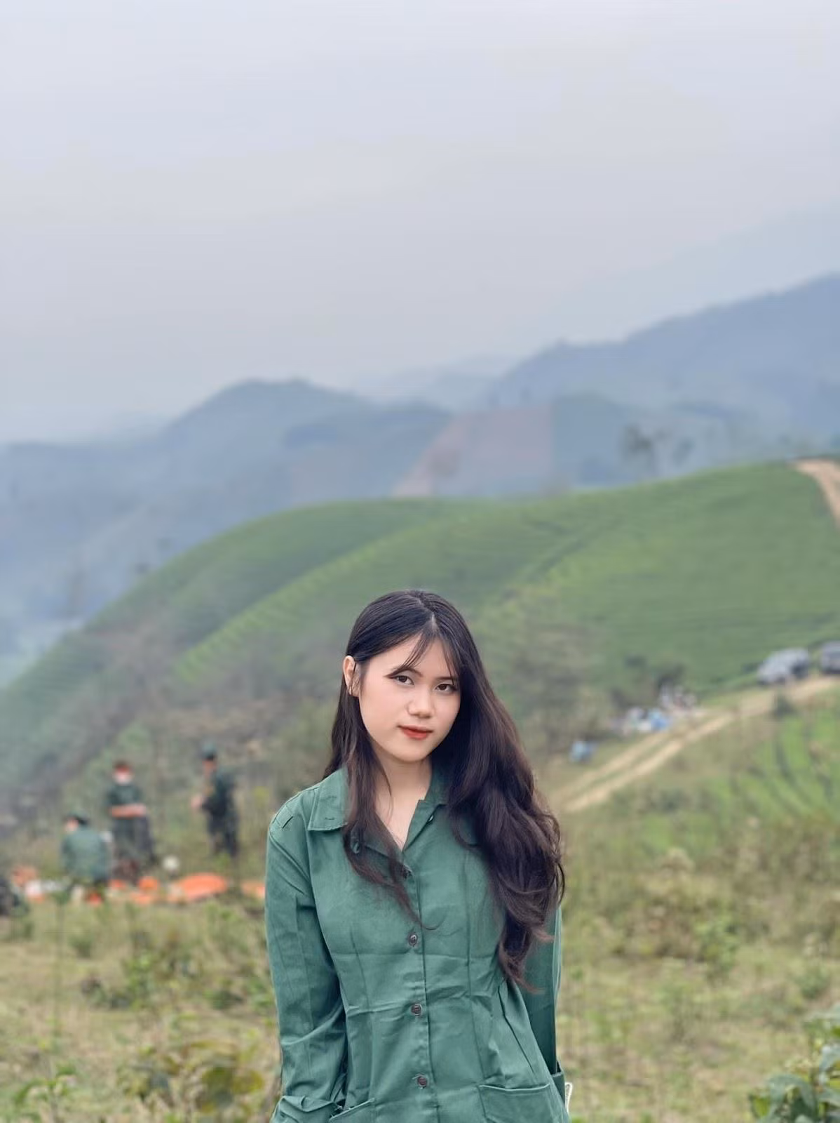Hình ảnh Hương Lan chụp tại đồi chè Long Cốc.