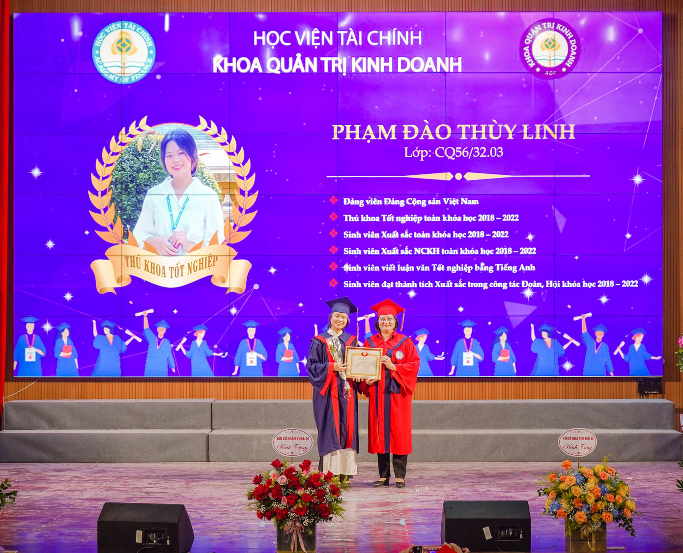 Đại diện tân cử nhân ngành Quản trị kinh doanh tri ân lãnh đạo Học viện.