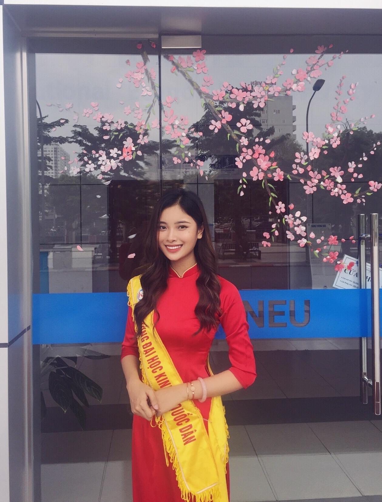 Với vẻ đẹp cùng sự dịu dàng, cô đã tham gia vào CLB Lễ tân trường Đại hoc Kinh tế Quốc Dân.