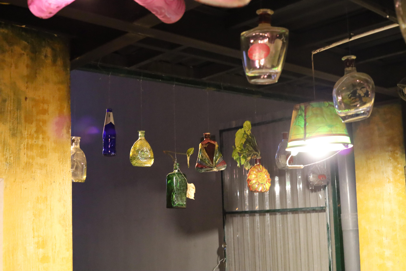 Xô nhựa, vở chai rượu được anh Thơ tận dụng hết cỡ.