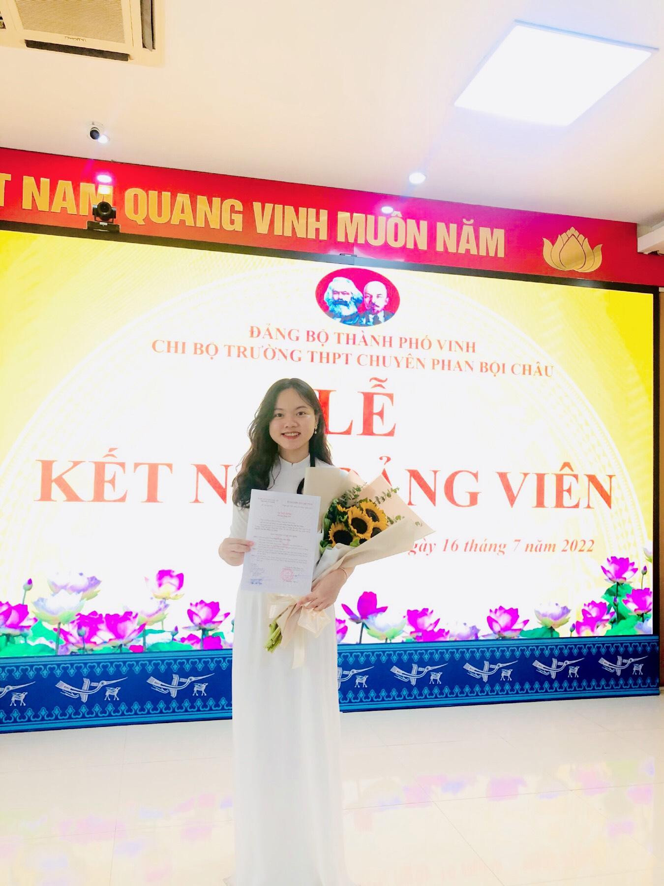 Mai Hiền vinh dự khi được đứng trong hàng ngũ của Đảng ở tuổi 18.