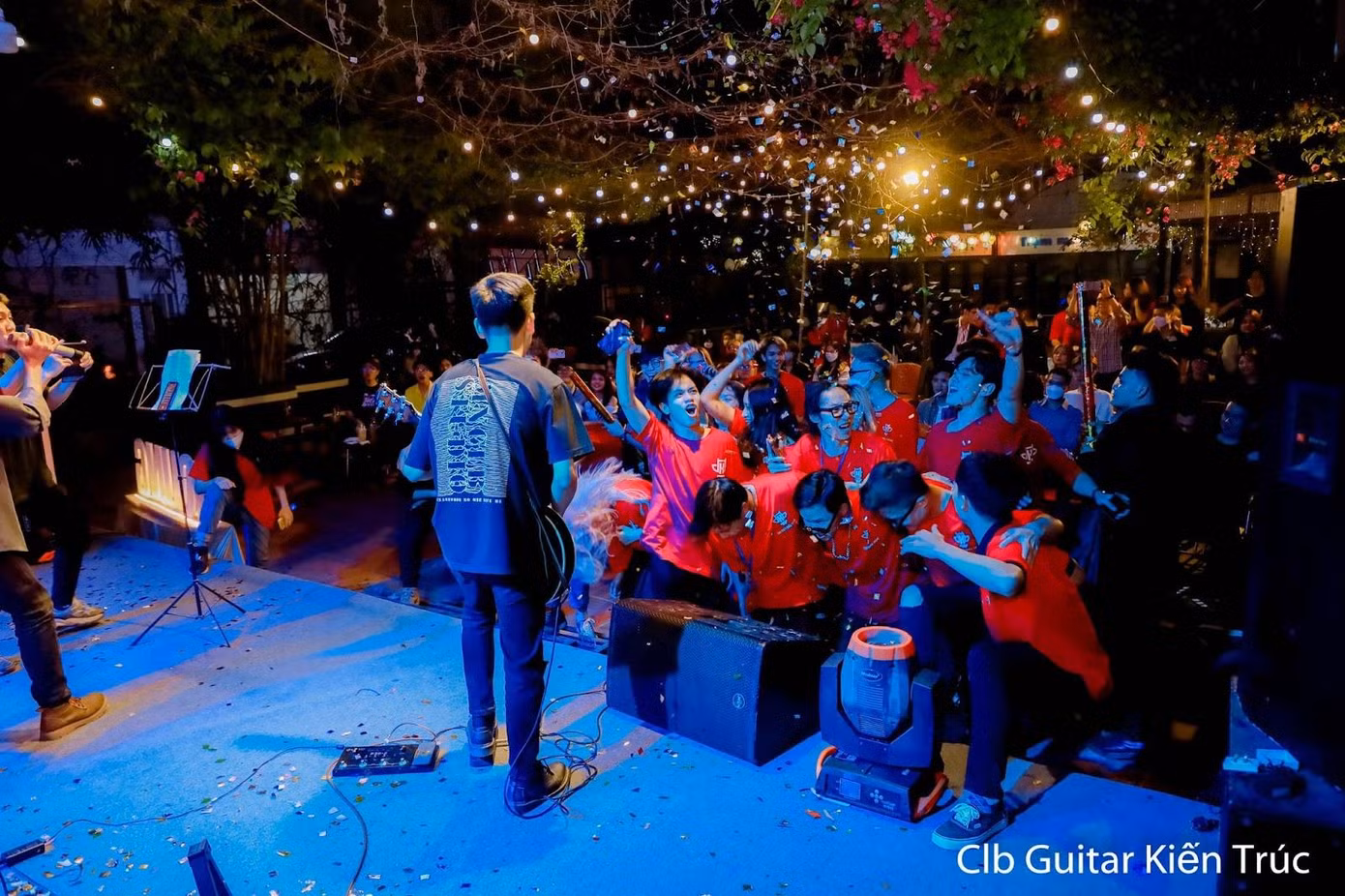 Câu lạc bộ Guitar Kiến trúc là nơi các bạn sinh viên có thể "cháy" hết mình với đam mê của bản thân.