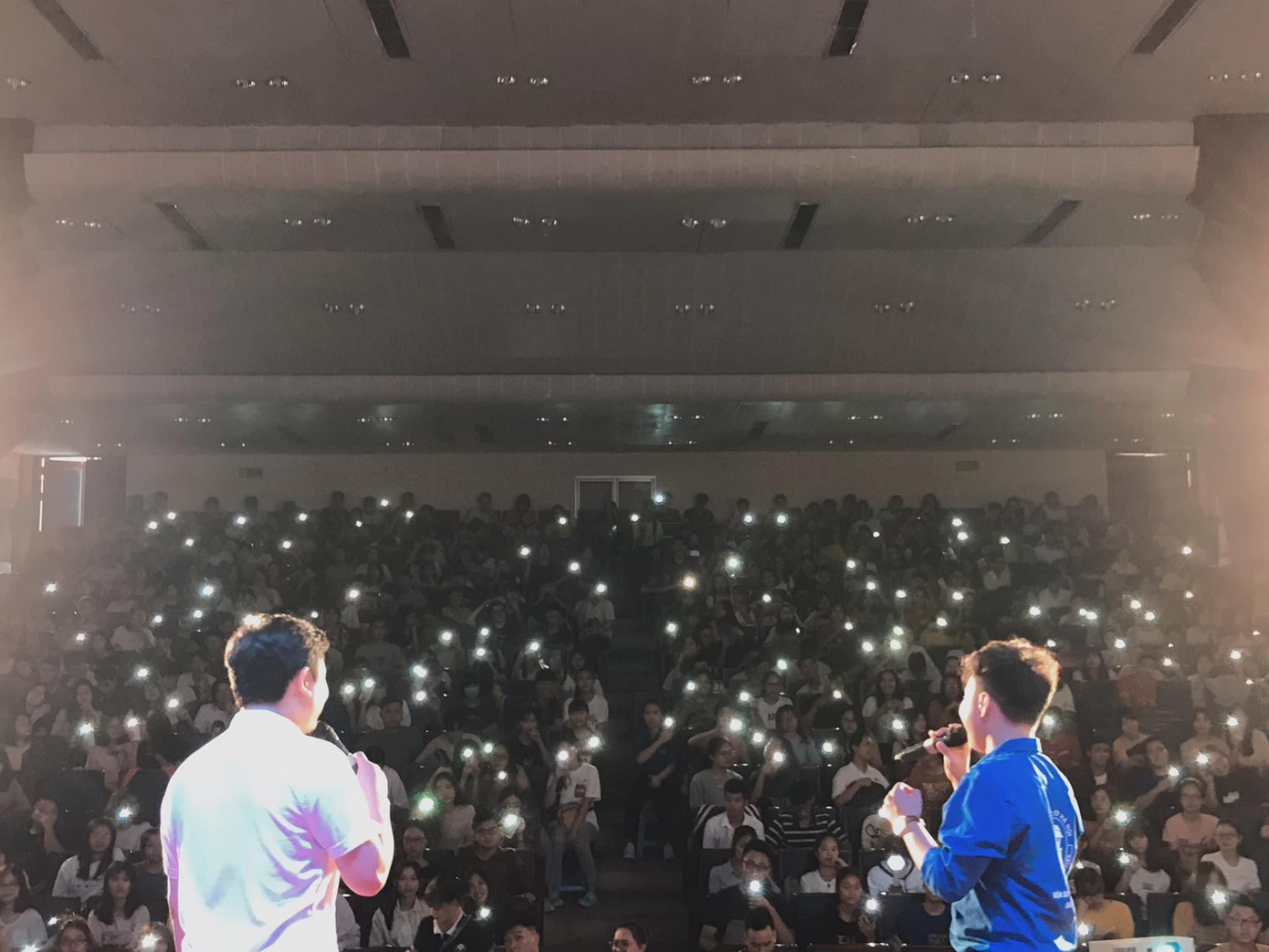 Đam mê nghệ thuật đôi khi chỉ là được hát, được biểu diễn trước đám đông. Đam mê nghệ thuật đôi khi chỉ là được hát, được biểu diễn trước đám đông.