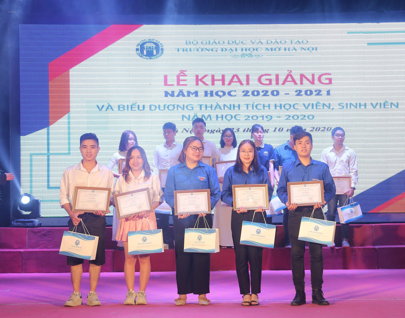 Nam sinh luôn được tín nhiệm và giữ các vai trò quan trọng trong các hoạt động của khoa. Nam sinh luôn được tín nhiệm và giữ các vai trò quan trọng trong các hoạt động của khoa.