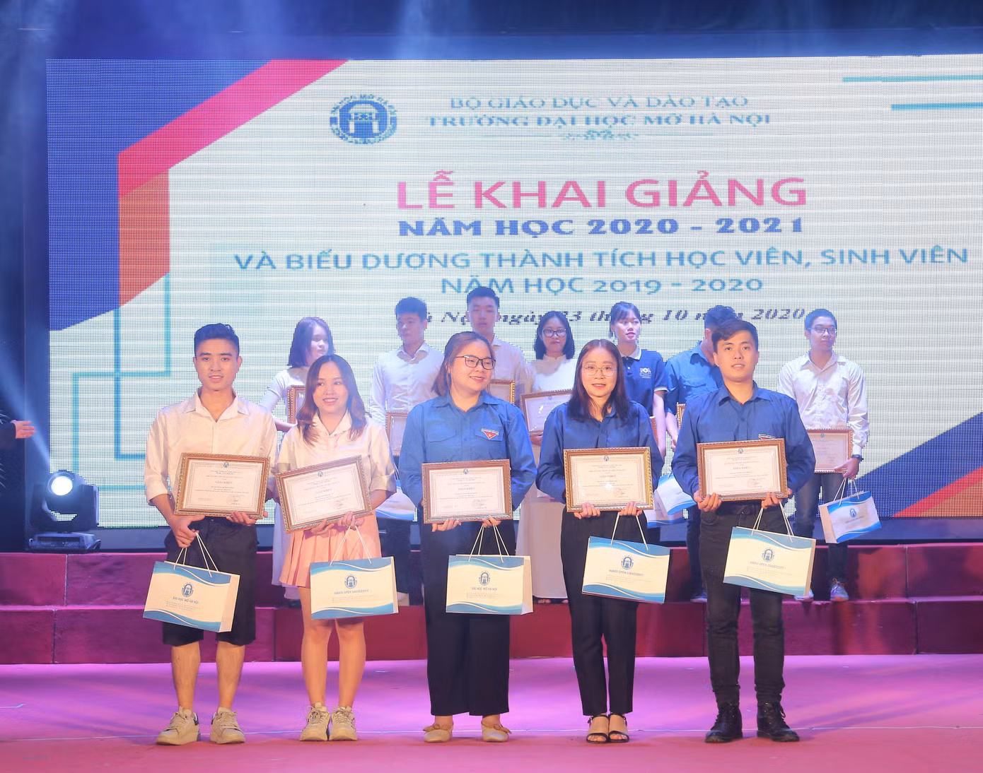 Nam sinh luôn được tín nhiệm và giữ các vai trò quan trọng trong các hoạt động của khoa.