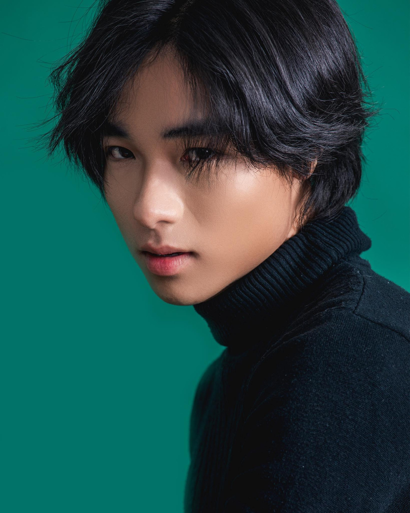 Nguyễn Thanh Huy (sinh năm 2002) đang là sinh viên trường Đại học Sân khấu – Điện ảnh TP.HCM, chuyên ngành Diễn viên kịch, điện ảnh – truyền hình.