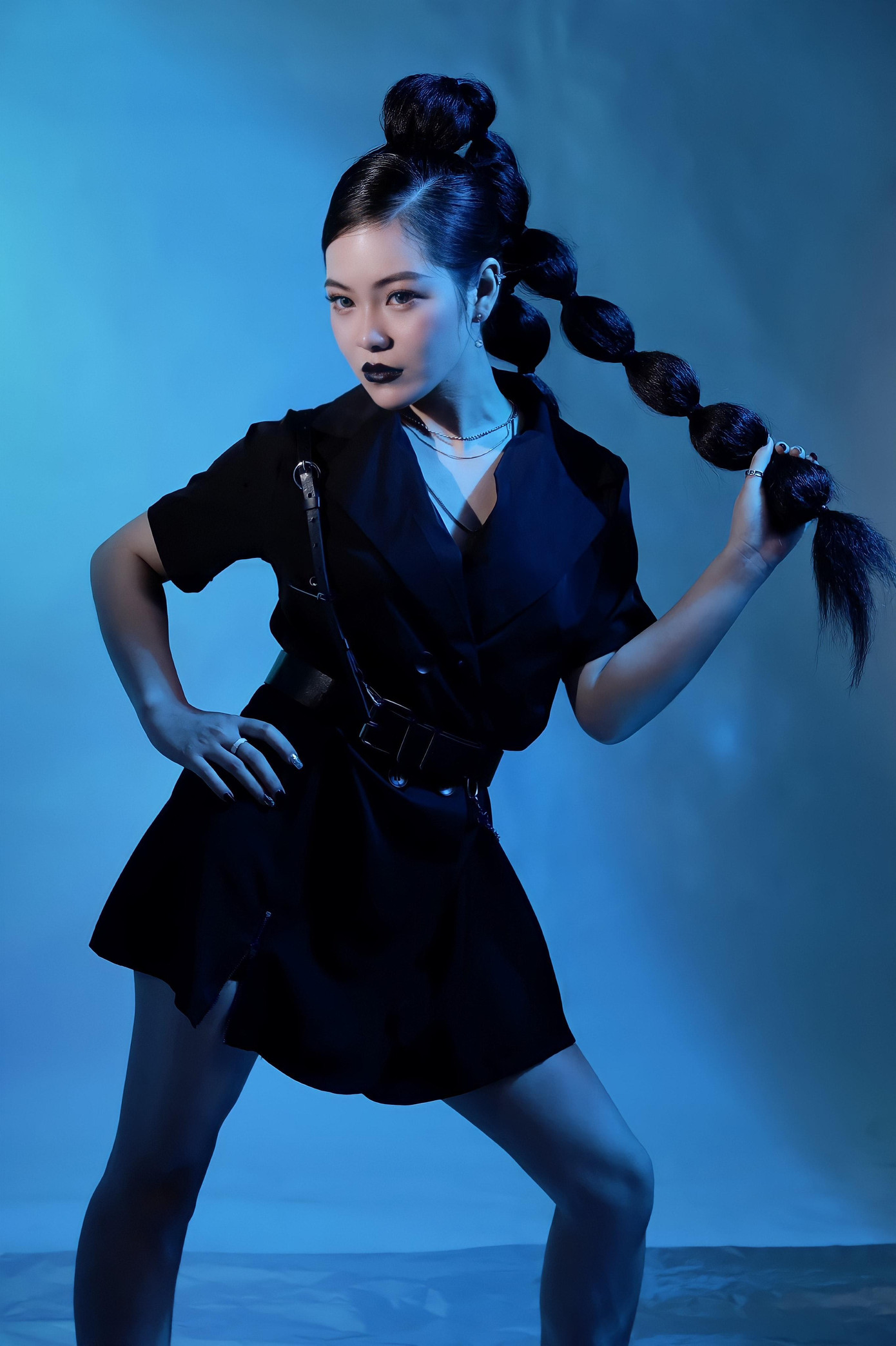 Đam mê nghệ thuật, đặc biệt về lĩnh vực âm nhạc và nghệ thuật ảnh, bên cạnh công việc học, Tú Quỳnh còn là một dancer, người mẫu ảnh, xây dựng concept chụp, hỗ trợ ý tưởng.