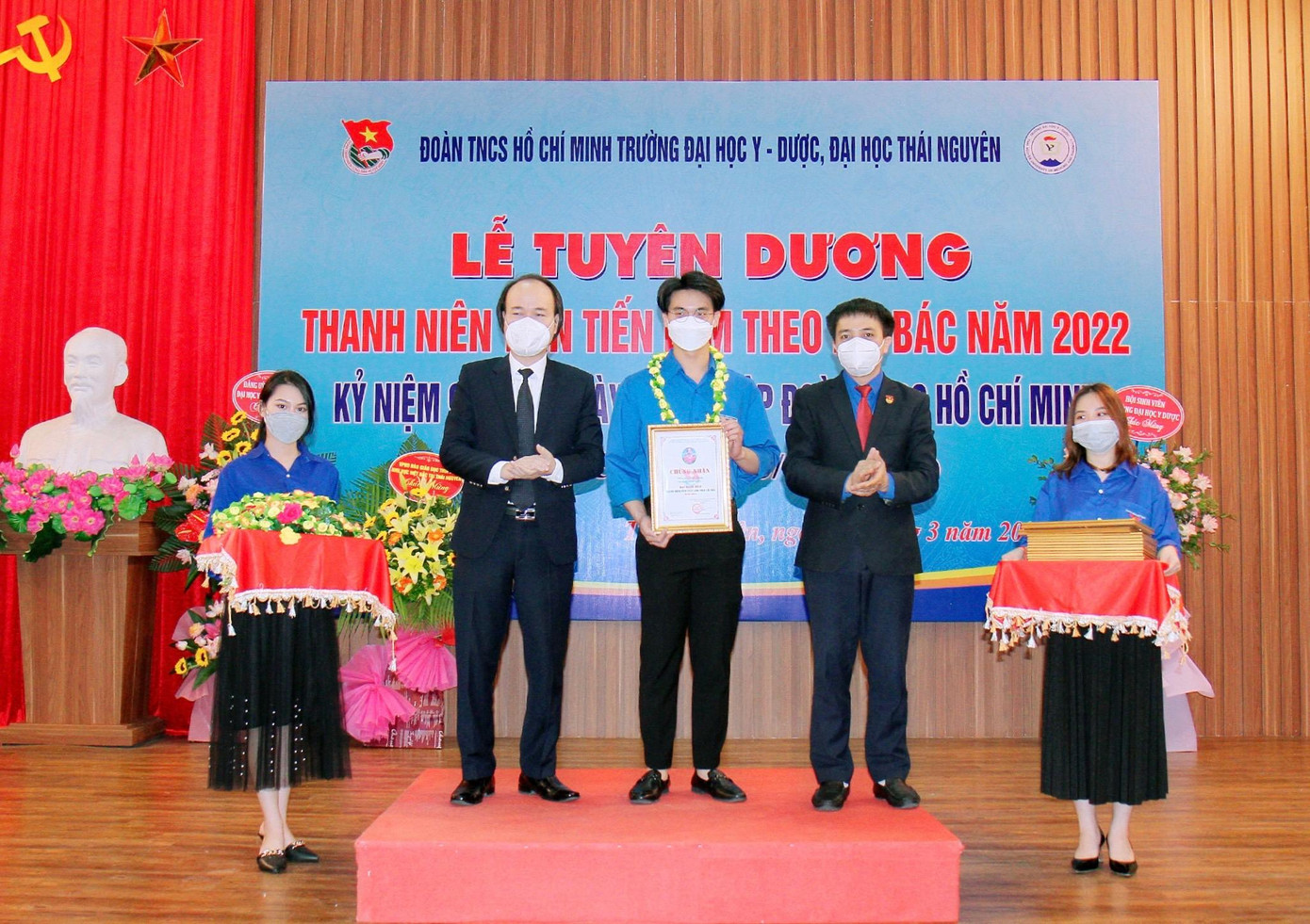 Với sự cố gắng nỗ lực, nhiệt huyết với hoạt động vì cộng đồng không ngừng nghỉ, Tùng đã đạt được những bằng khen, chứng nhận của Đoàn trường. Với sự cố gắng nỗ lực, nhiệt huyết với hoạt động vì cộng đồng không ngừng nghỉ, Tùng đã đạt được những bằng khen, chứng nhận của Đoàn trường.