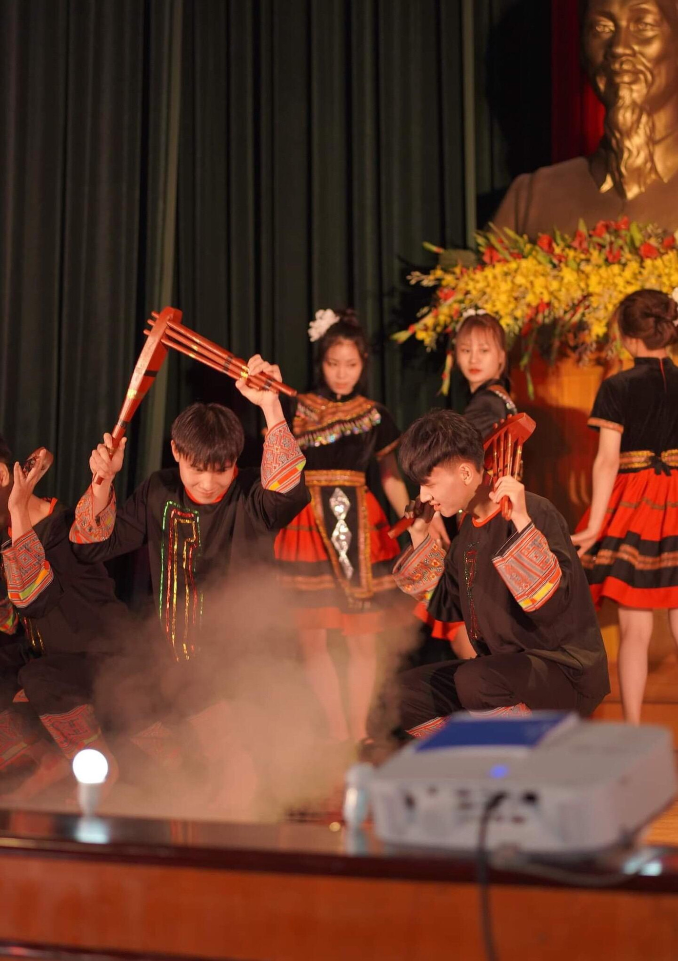 Hồng Quân cùng các bạn sinh viên trong đội đạt Giải Nhất khi tham gia cuộc thi văn nghệ chào tân sinh viên khoa Ngân hàng. Hồng Quân cùng các bạn sinh viên trong đội đạt Giải Nhất khi tham gia cuộc thi văn nghệ chào tân sinh viên khoa Ngân hàng.