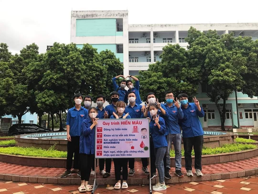 Hồng Quý trong đội thanh niên xung kích trường đại học Sao Đỏ và được tham gia các hoạt động tình nguyện