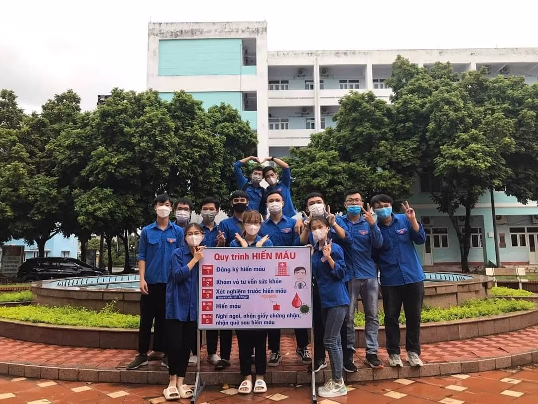 Hồng Quý trong đội thanh niên xung kích trường đại học Sao Đỏ và được tham gia các hoạt động tình nguyện