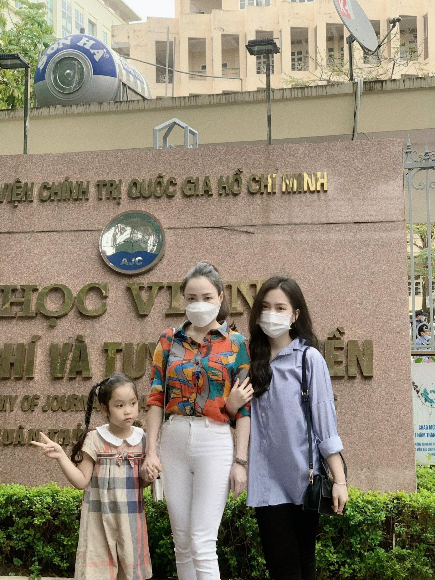 Cô cùng gia đình trong buổi nhập học tại Học viện Báo chí và Tuyên truyền.