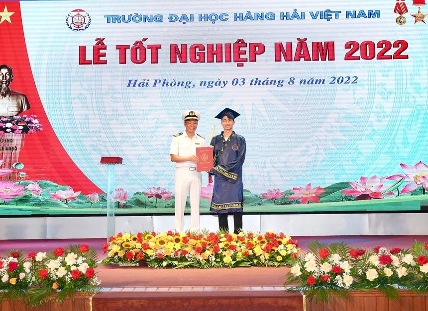 Mạnh Vũ nhận bằng tốt nghiệp từ PGS. TS Phạm Xuân Dương - Hiệu trưởng trường Đại học Hàng hải Việt Nam. Mạnh Vũ nhận bằng tốt nghiệp từ PGS. TS Phạm Xuân Dương - Hiệu trưởng trường Đại học Hàng hải Việt Nam.