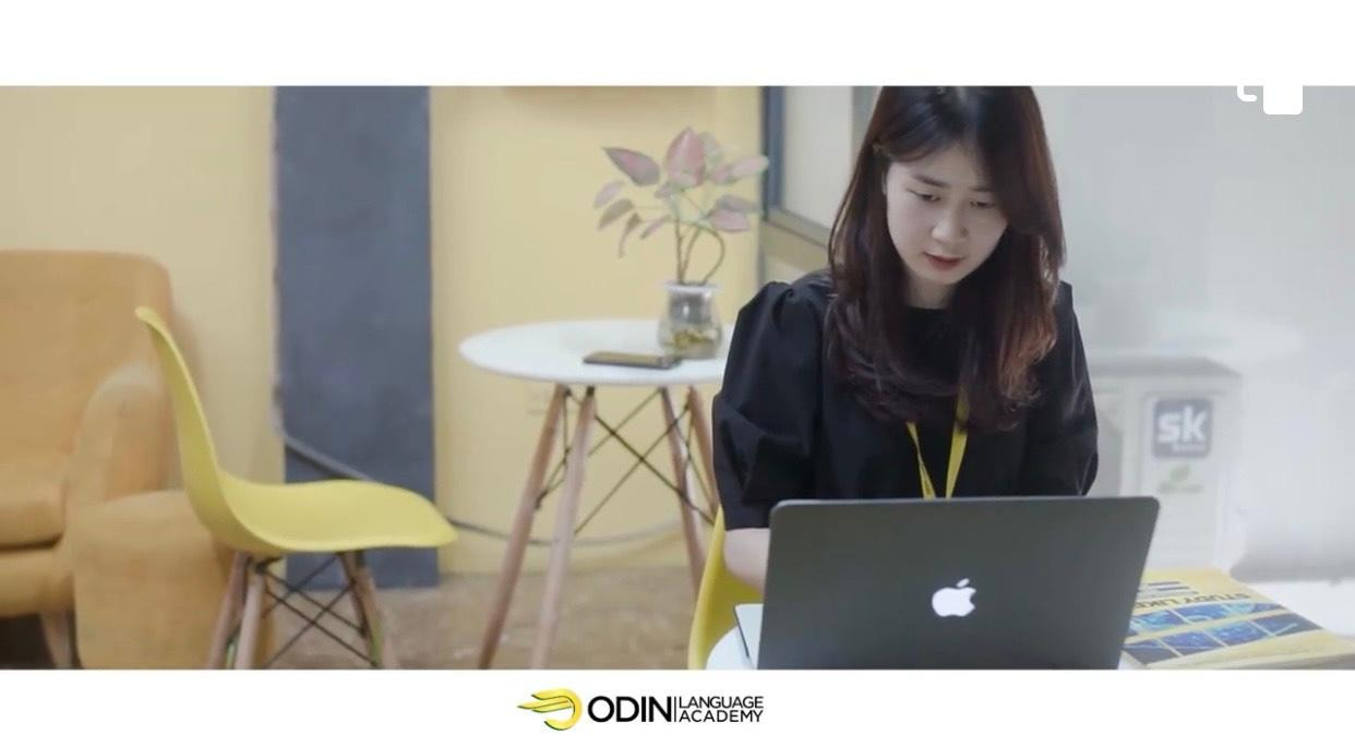 Đảm nhiệm vị trí Trưởng phòng khi chỉ mới là sinh viên cũng khiến cô chịu nhiều áp lực.