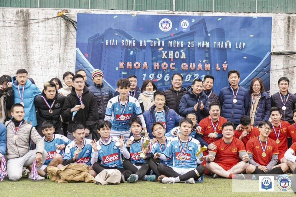 Giải nhì bóng đá Khoa Khoa học Quản lý năm 2021.