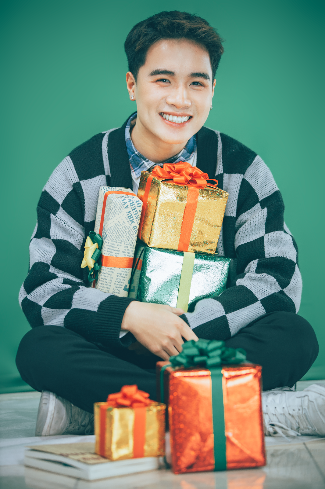 Với khả năng giữ ấm tốt, những chiếc áo khoác cardigan luôn là lựa chọn hoàn hảo cho những ai yêu thích style Hàn Quốc lãng mạn. Có thể kết hợp item này với những trang phục nam trẻ trung như áo sơ mi, quần tây, áo polo,... để tăng thêm vẻ đẹp manly và lịch lãm.