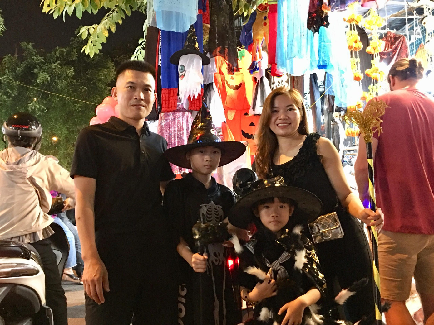 Chị Hương cùng gia đình mua quần áo hóa trang tại phố Hàng Mã.