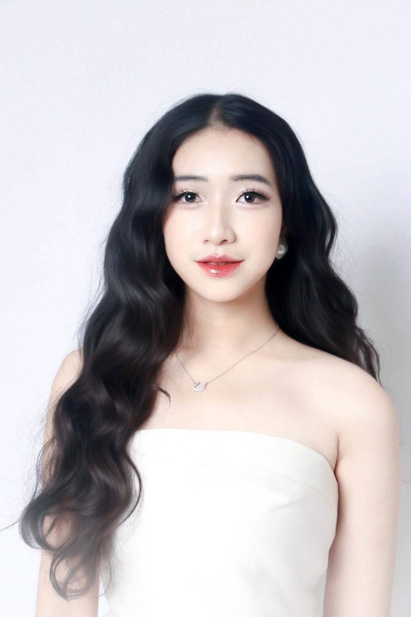 Nữ sinh xinh đẹp này còn hết mình với các hoạt động ngoại khoá, có năng khiếu MC, múa và hát.