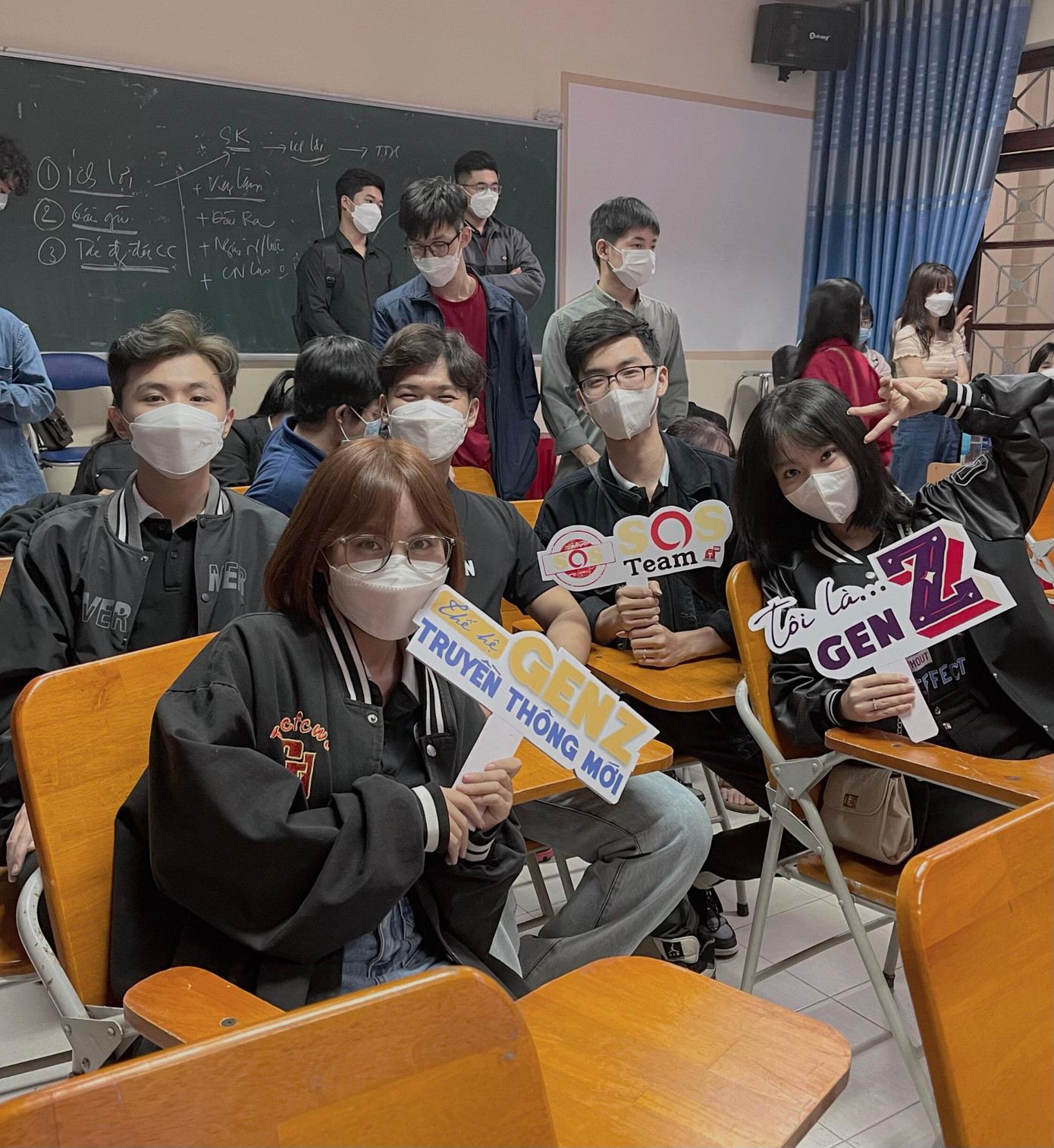 Các bạn trẻ từ nhiều trường tham gia trình bày ý tưởng tại vòng đề án.