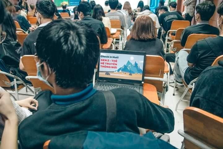 Các bạn trẻ hào hứng tham gia trình bày ý tưởng vòng đề án 1.