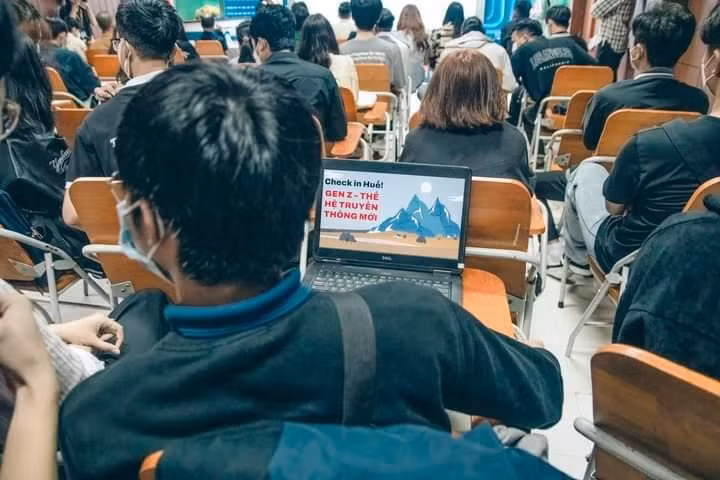 Các bạn trẻ hào hứng tham gia trình bày ý tưởng vòng đề án 1.