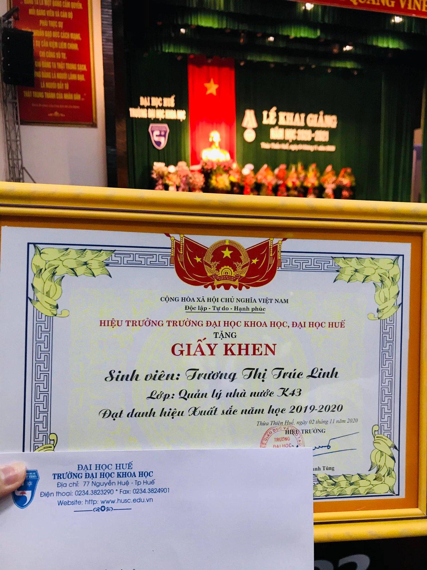 Nhiều năm liền, cô nàng đạt danh hiệu sinh viên xuất sắc.