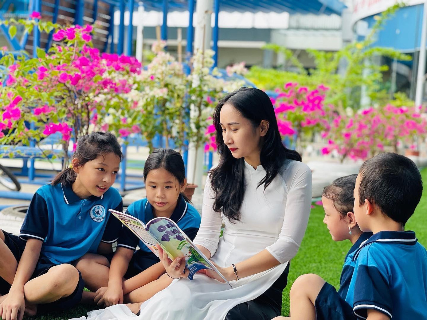 Cô giáo dạy tiếng Anh, trường Mầm non - Tiểu học Anh Việt School khi vẫn còn mái tóc dài. Cô giáo dạy tiếng Anh, trường Mầm non - Tiểu học Anh Việt School khi vẫn còn mái tóc dài.