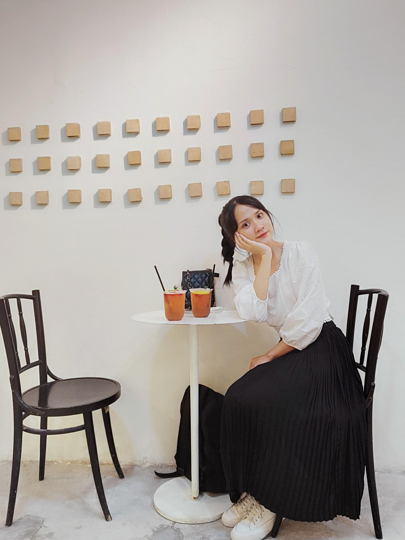 Cẩm Tú, sinh viên năm 4 trường Đại học Giao thông Vận Tải phân hiệu tại thành phố Hồ Chí Minh (UTC2). Cẩm Tú, sinh viên năm 4 trường Đại học Giao thông Vận Tải phân hiệu tại thành phố Hồ Chí Minh (UTC2).